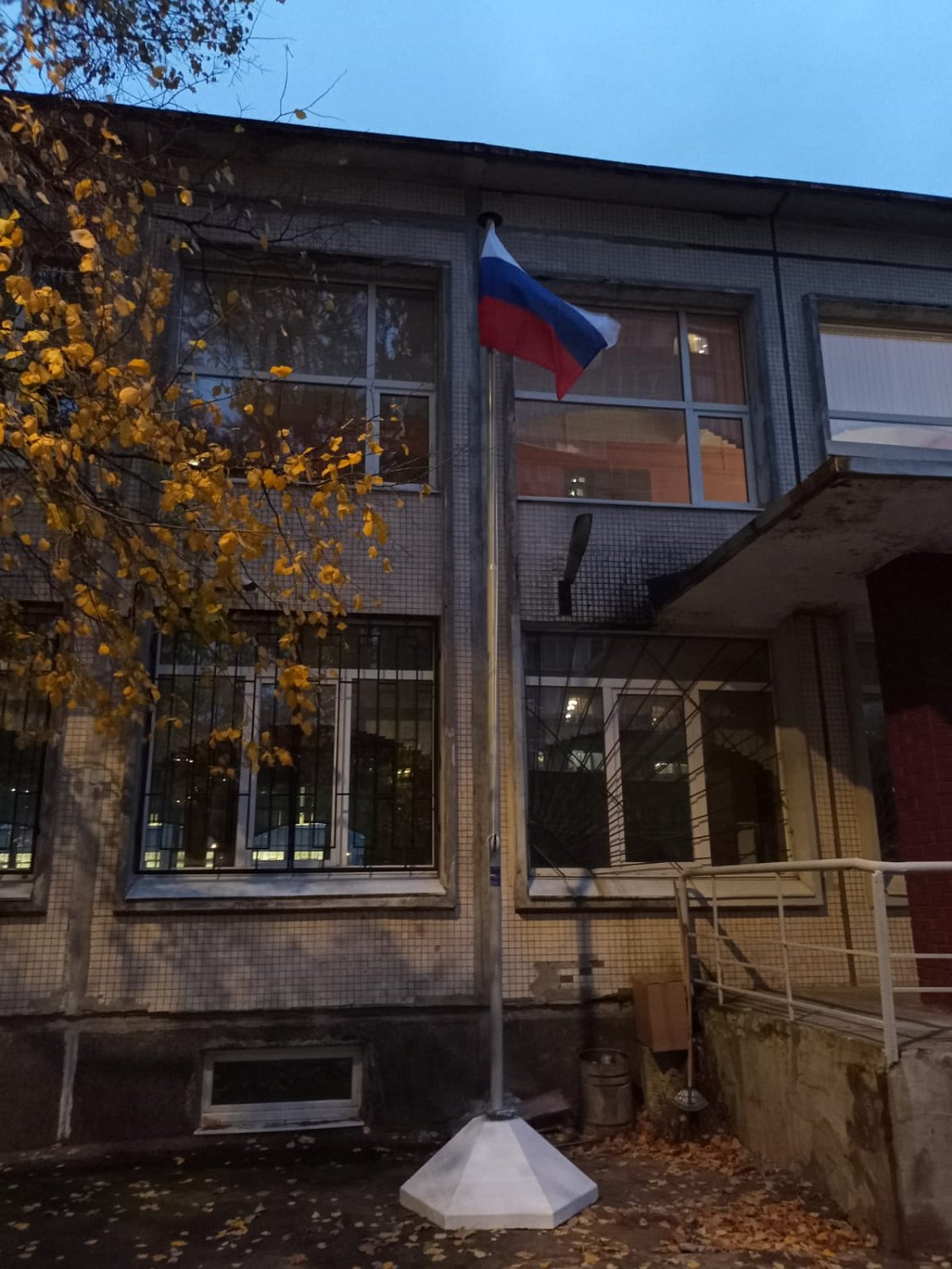 Установка флагштоков у учебных заведений 